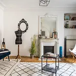 Elegant And Artistic Apt In The Marais