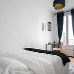Elegant And Artistic Apt In The Marais