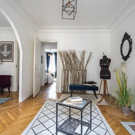Elegant And Artistic Apt In The Marais *