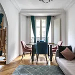 Elegant And Artistic Apt In The Marais